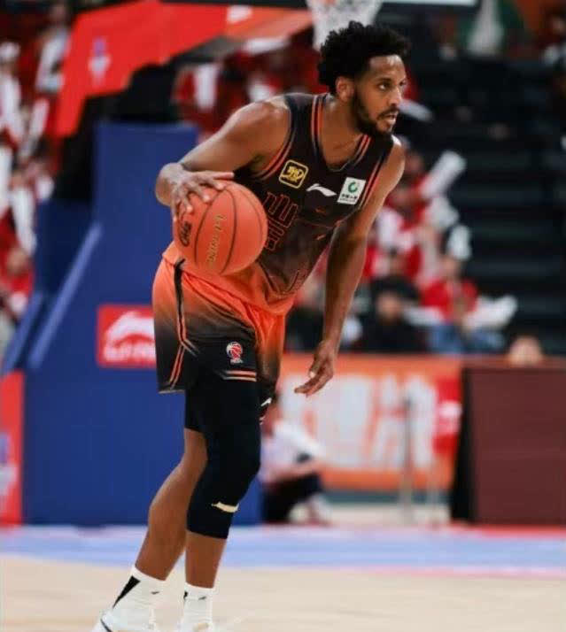 球队现正进行最后的赛前准备工作，迎战新一轮比赛(赛前的准备活动不超过多少分钟)