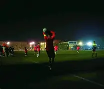 九州体育-顶级球员演绎激情足球，赛场风云再现(足球顶级后卫的球员)